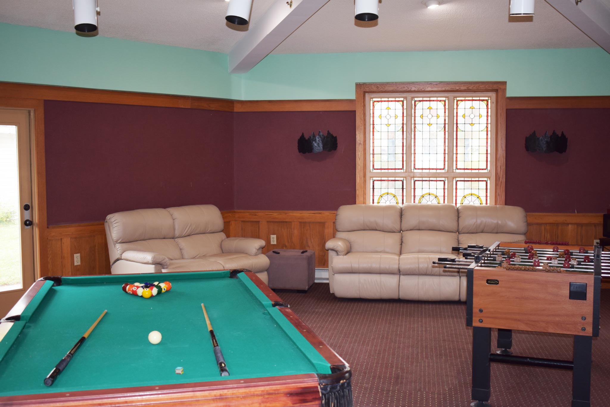Recreation room, pool table
