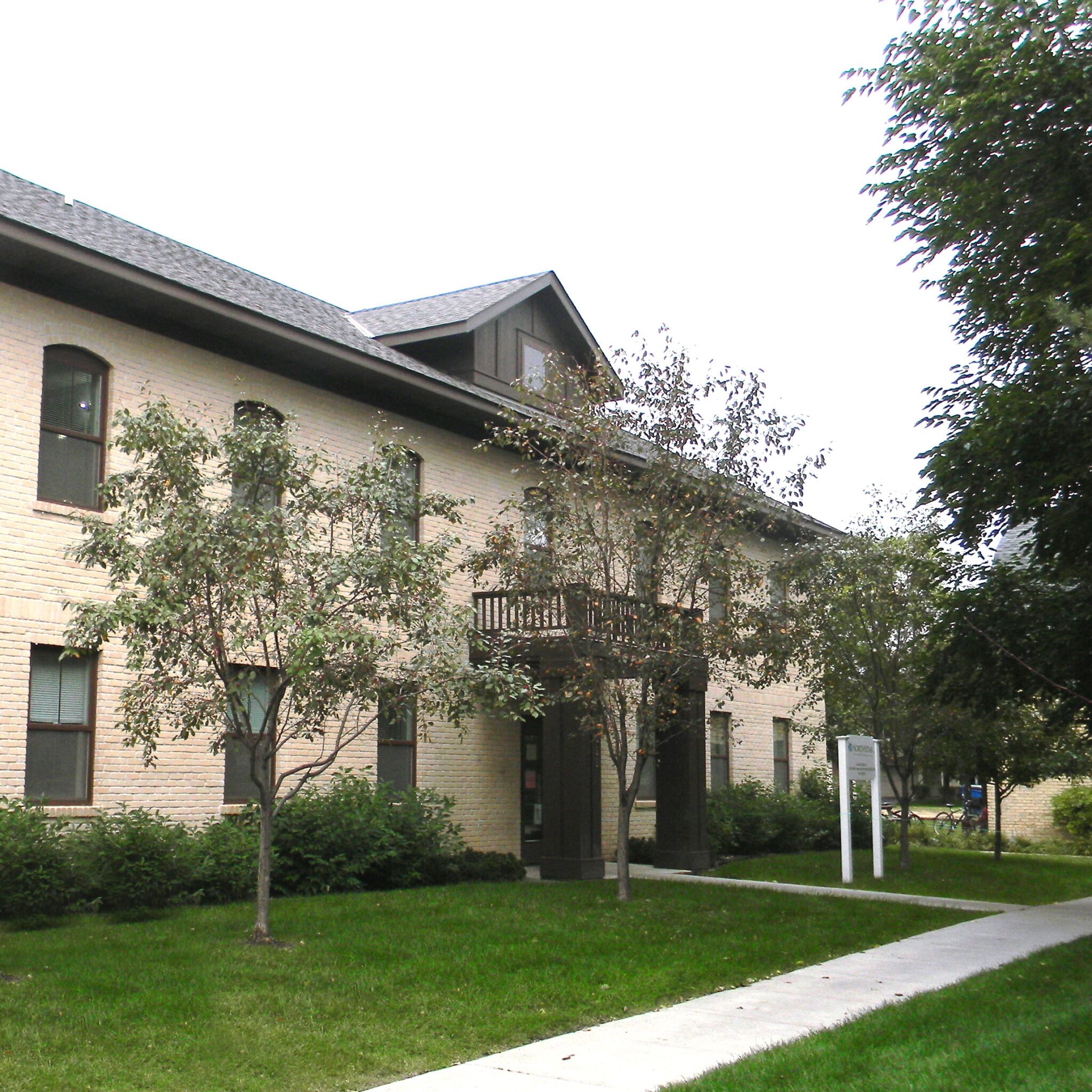Sugar Creek mansion, front lawn